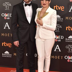 Candela Peña y su pareja en la alfombra roja de los Premios Goya 2017