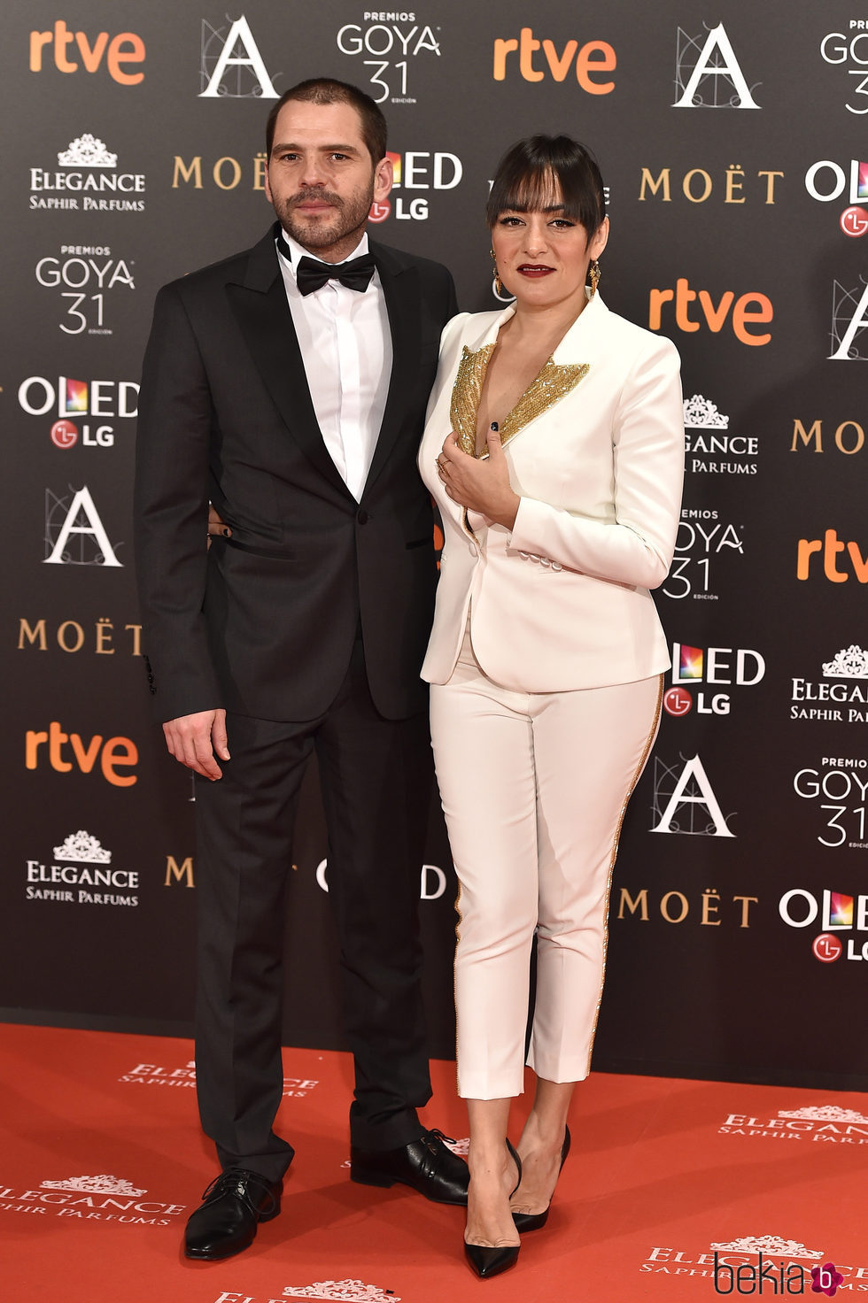 Candela Peña y su pareja en la alfombra roja de los Premios Goya 2017