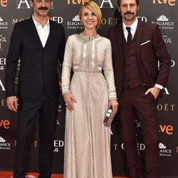 Nacho Fresneda, Cayetana Guillén Cuervo y Hugo Silva en la alfombra roja de los Premios Goya 2017
