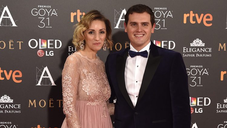 Albert Rivera y Beatriz Tajuelo en la alfombra roja de los Premios Goya 2017