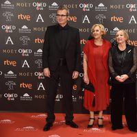 Manuela Carmena, Yvonne Blake y Mariano Barroso en la alfombra roja de los Premios Goya 2017