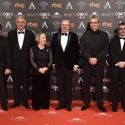 Yvonne Blake, Mariano Barroso e Íñigo Méndez de Vigo en la alfombra roja de los Premios Goya 2017