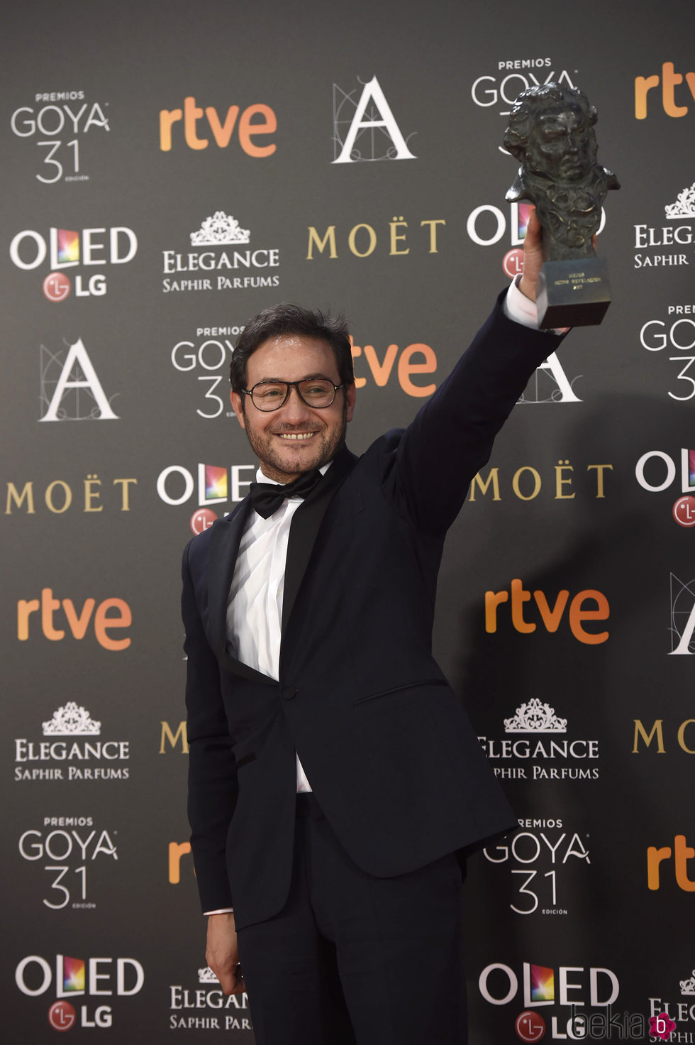 Carlos Santos posa con su premio Goya a Mejor Actor Revelación