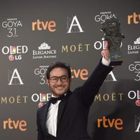 Carlos Santos posa con su premio Goya a Mejor Actor Revelación
