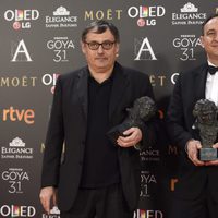 Pau Costa y Félix Berger posan con su premio Goya