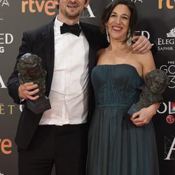 Raúl Arévalo y Beatriz Bodegas con su Goya a Mejor Película