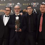 El director Juanjo Giménez posa con su equipo y su Goya