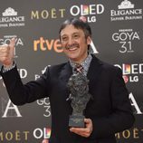 El director Vicente Córdoba posa con su Goya a Mejor Cortometraje documental
