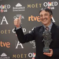 El director Vicente Córdoba posa con su Goya a Mejor Cortometraje documental