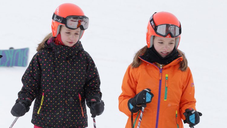 La Infanta Sofía y la Princesa Leonor esquiando en la estación de Astún
