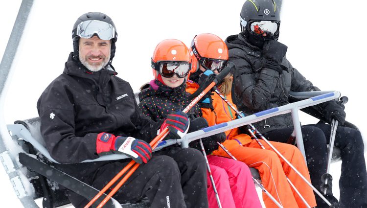 Los Reyes Felipe y Letizia esquiando con la Princesa Leonor y la Infanta Sofía