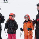 Los Reyes Felipe y Letizia, la Princesa Leonor y la Infanta Sofía a cara descubierta en la nieve