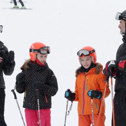 Los Reyes Felipe y Letizia, la Princesa Leonor y la Infanta Sofía a cara descubierta en la nieve
