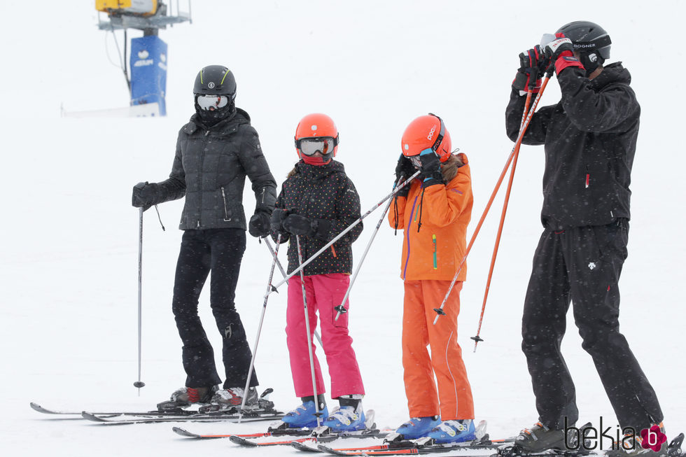 El Rey Felipe, la Reina Letizia y sus hijas Leonor y Sofía esquiando
