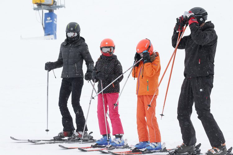 El Rey Felipe, la Reina Letizia y sus hijas Leonor y Sofía esquiando