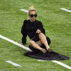 Lady Gaga enseñando su ropa interior antes de su actuación en la Super Bowl 2017
