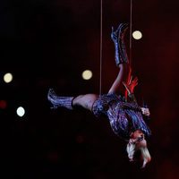 Lady Gaga haciendo piruetas durante su actuación en el intermedio de la Super Bowl 2017