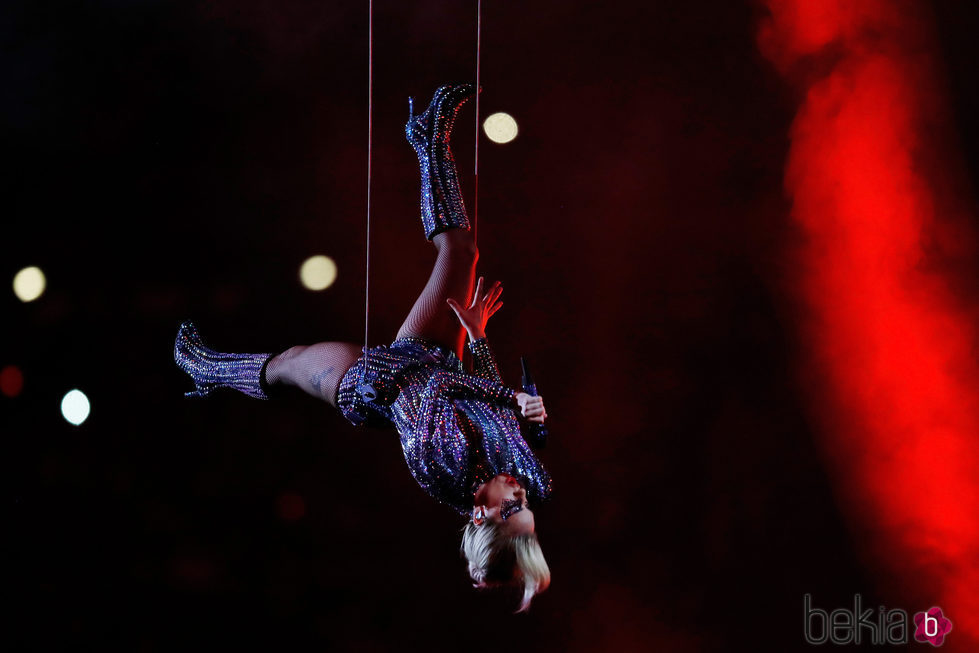 Lady Gaga haciendo piruetas durante su actuación en el intermedio de la Super Bowl 2017