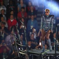 Lady Gaga a punto de saltar al vacío durante su actuación en la Super Bowl 2017