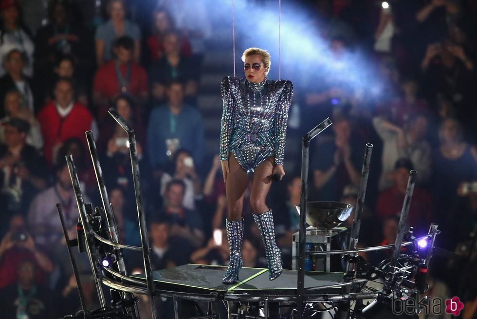 Lady Gaga a punto de saltar al vacío durante su actuación en la Super Bowl 2017