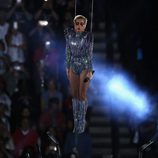 Lady Gaga sobrevolando el estadio durante su actuación en la Super Bowl 2017