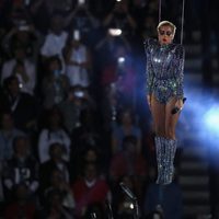 Lady Gaga sobrevolando el estadio durante su actuación en la Super Bowl 2017