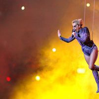 Lady Gaga cantando suspendida en el aire durante su actuación en la Super Bowl 2017