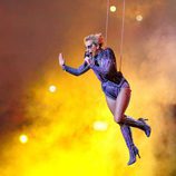 Lady Gaga cantando suspendida en el aire durante su actuación en la Super Bowl 2017