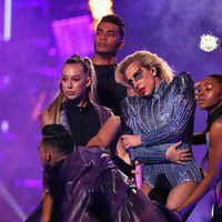 Lady Gaga rodeada de bailarines durante su actuación en la Super Bowl 2017