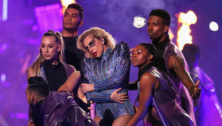 Lady Gaga rodeada de bailarines durante su actuación en la Super Bowl 2017