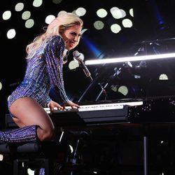 Lady Gaga tocando el piano durante su actuación en la Super Bowl 2017