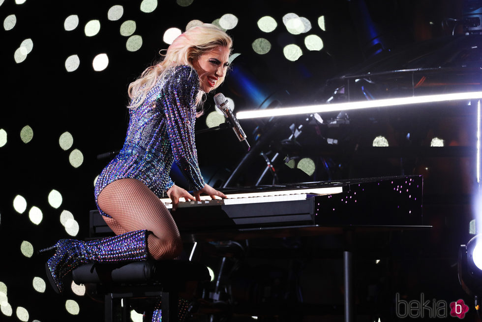 Lady Gaga tocando el piano durante su actuación en la Super Bowl 2017