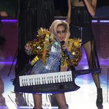 Lady Gaga cantando y tocando el teclado durante su actuación en la Super Bowl 2017