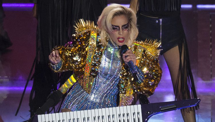 Lady Gaga cantando y tocando el teclado durante su actuación en la Super Bowl 2017