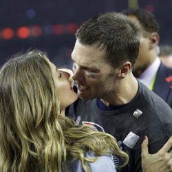 Gisele Bundchen besando a Tom Brady tras la victoria de los Patriots en la Super Bowl 2017