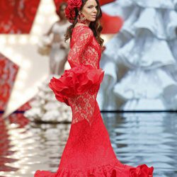 Laura Matamoros desfilando en el SIMOF 2017 con un vestido de flamenca rojo