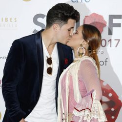 Gloria Camila y Kiko Jiménez besándose en el SIMOF 2017