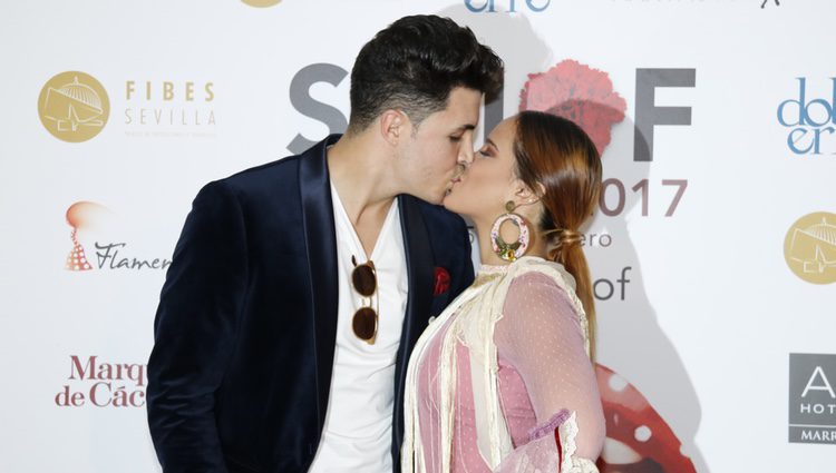 Gloria Camila y Kiko Jiménez besándose en el SIMOF 2017