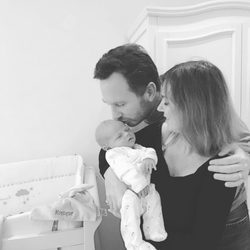 Geri Halliwell y su marido Christian Horner junto a su bebé Monty