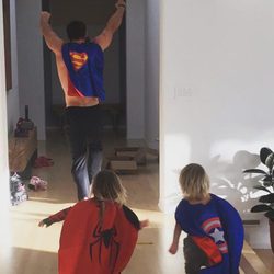 Chris Hemsworth y los mellizos Tristan y Sasha se divierten disfrazados de superhéroes