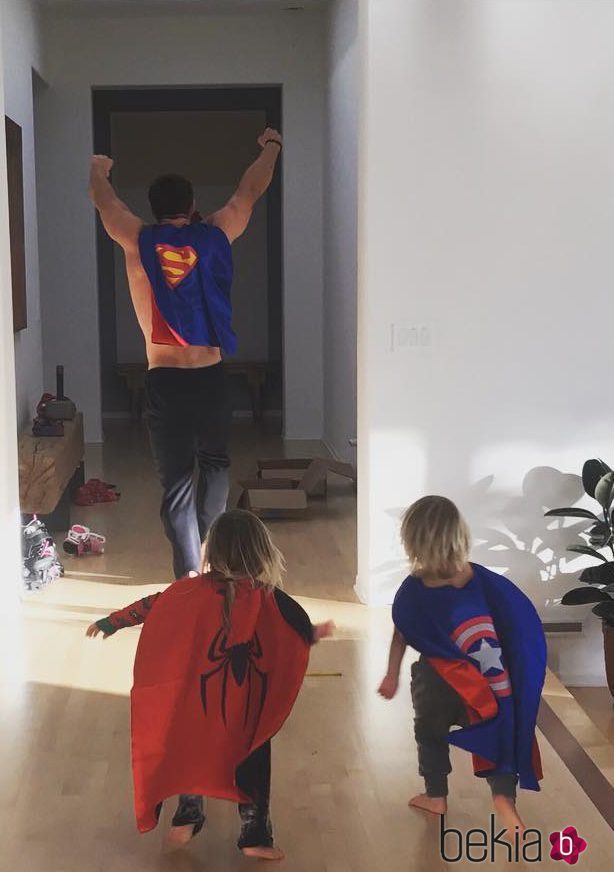 Chris Hemsworth y los mellizos Tristan y Sasha se divierten disfrazados de superhéroes