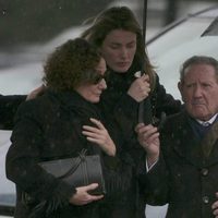 Paloma Rocasolano, la Reina Letizia y Francisco Rocasolano en el funeral de Erika Ortiz