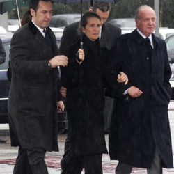 Jaime de Marichalar, la Infanta Elena y el Rey Juan Carlos en el funeral de Erika Ortiz