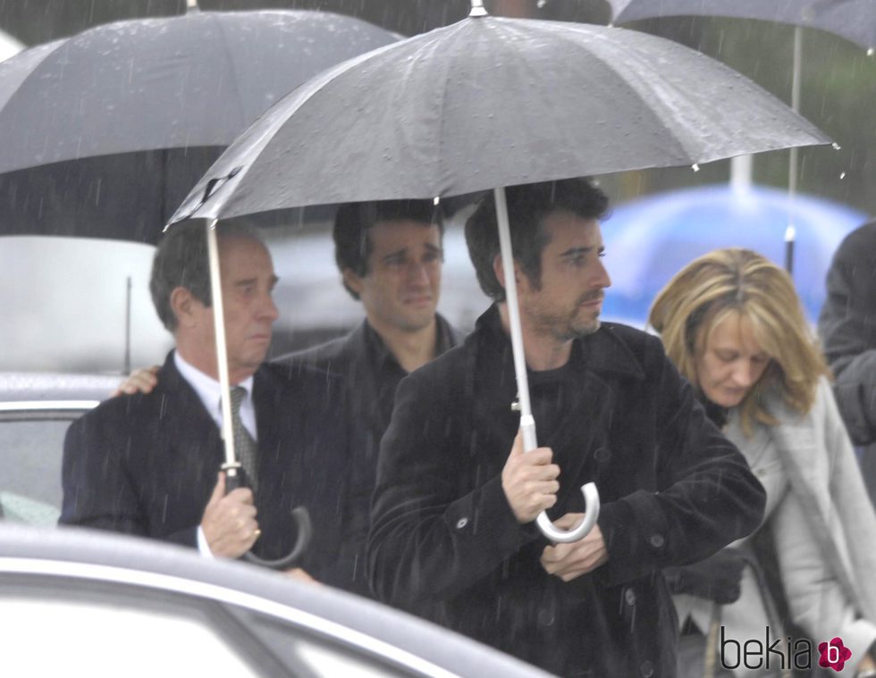 Antonio Vigo, Roberto García y Henar Ortiz en el funeral de Erika Ortiz