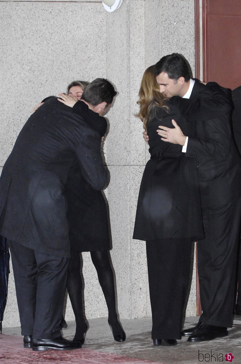 La Infanta Cristina e Iñaki Urdangarín abrazan a los Reyes Felipe y Letizia en el funeral de Erika Ortiz