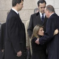 La Reina Letizia hace la reverencia al Rey Juan Carlos en el funeral de Erika Ortiz