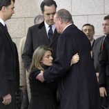 La Reina Letizia hace la reverencia al Rey Juan Carlos en el funeral de Erika Ortiz