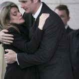 Iñaki Urdangarín consuela a la Reina Letizia en el funeral de Erika Ortiz