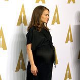 Natalie Portman presumiendo de embarazo en el almuerzo de los nominados a los Oscar 2017