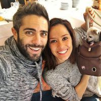 Roberto Leal junto a su mujer Sara Rubio y su perrita Pepa
